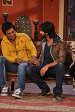 Sonu Sood, Shahid Kapoor on the sets of Comedy Nights with Kapil in Mumbai on 4th Dec 2013